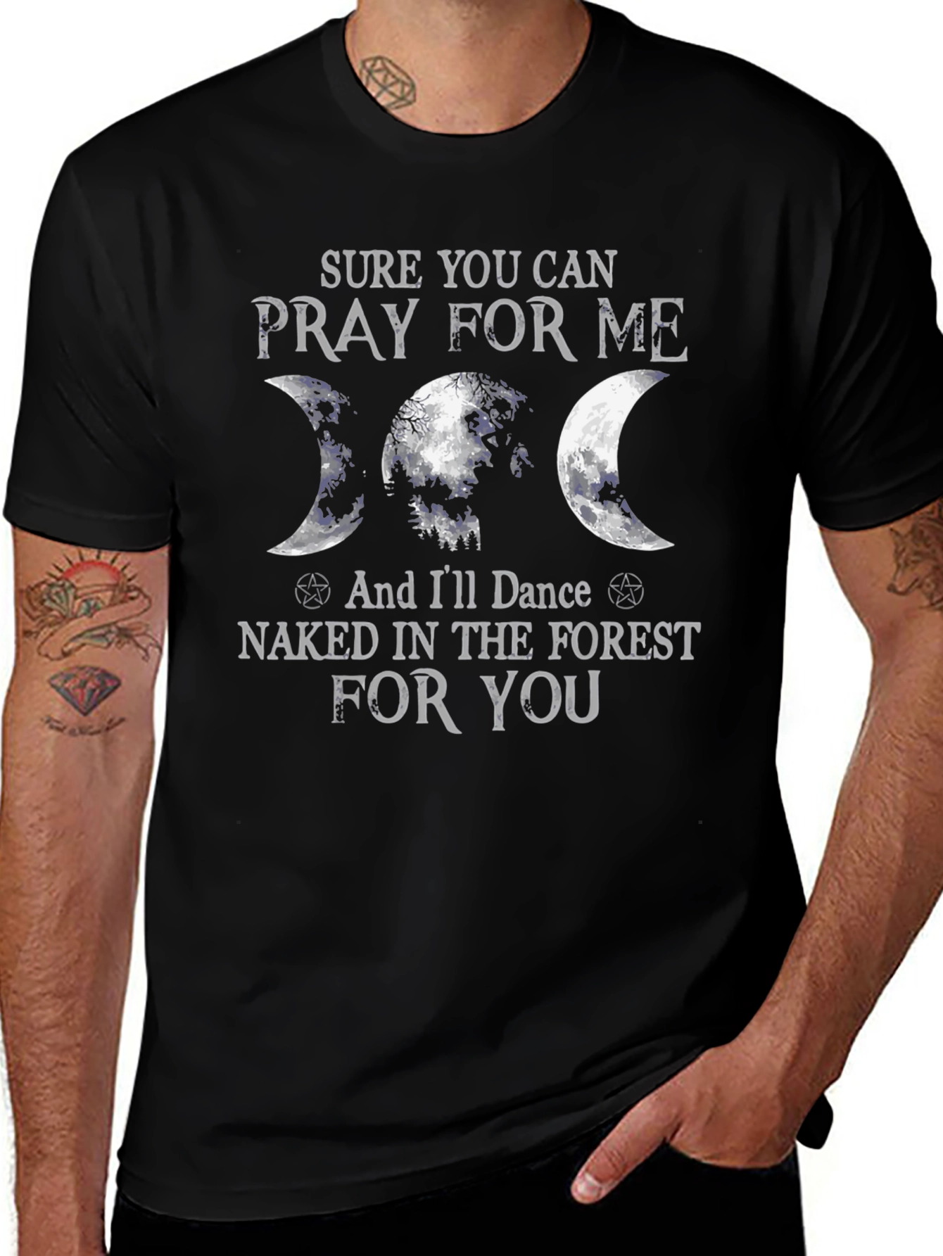Camiseta Negra con Diseño de Luna y Bosque