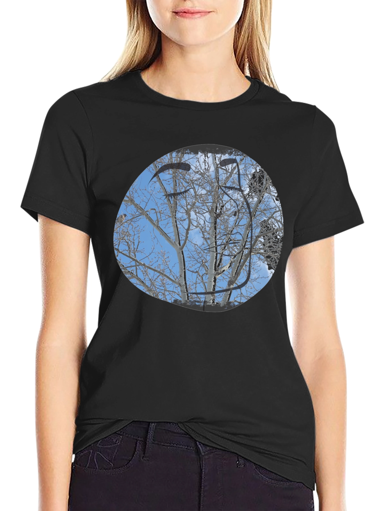 Camiseta Negra con Diseño de Árboles Invernales
