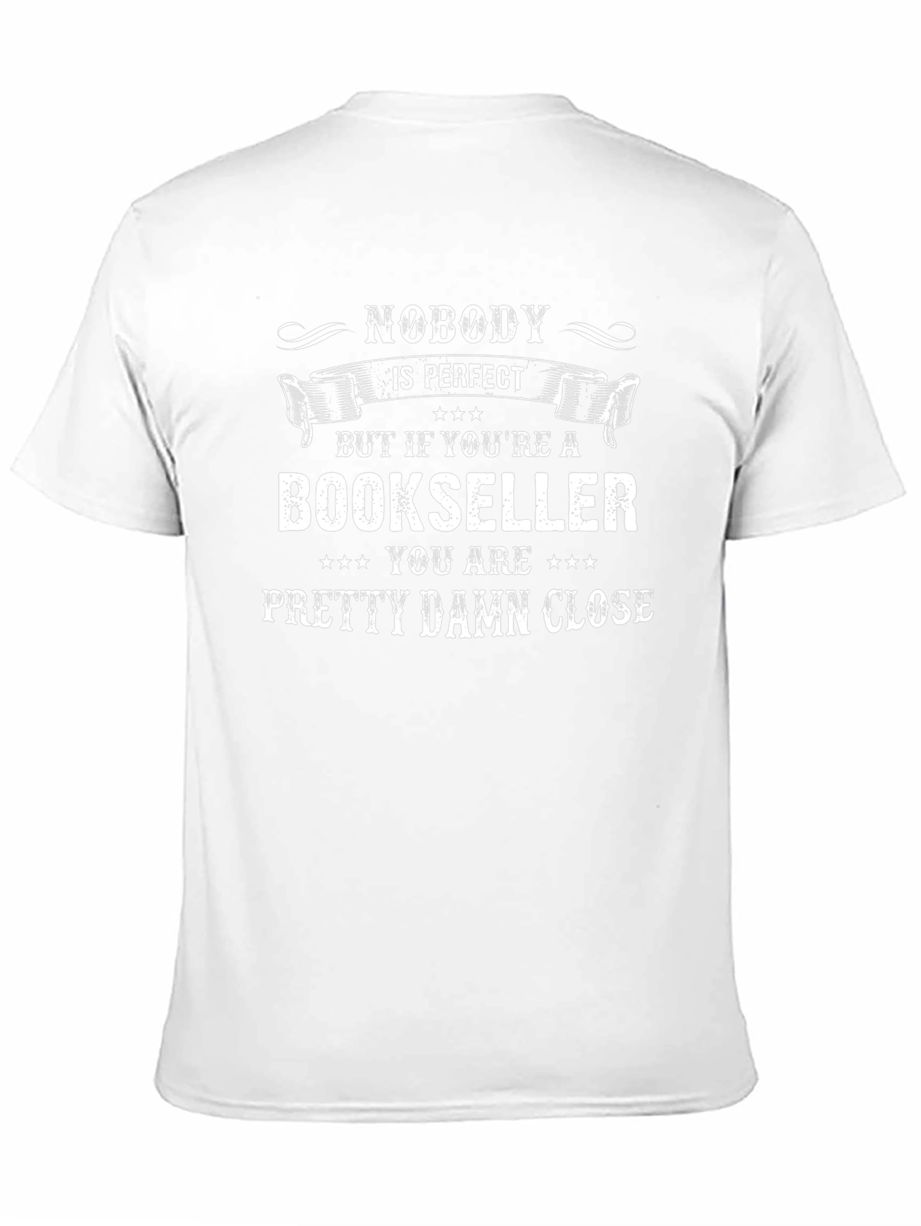 Camiseta Negra: Nadie es Perfecto Pero un Librero Casi