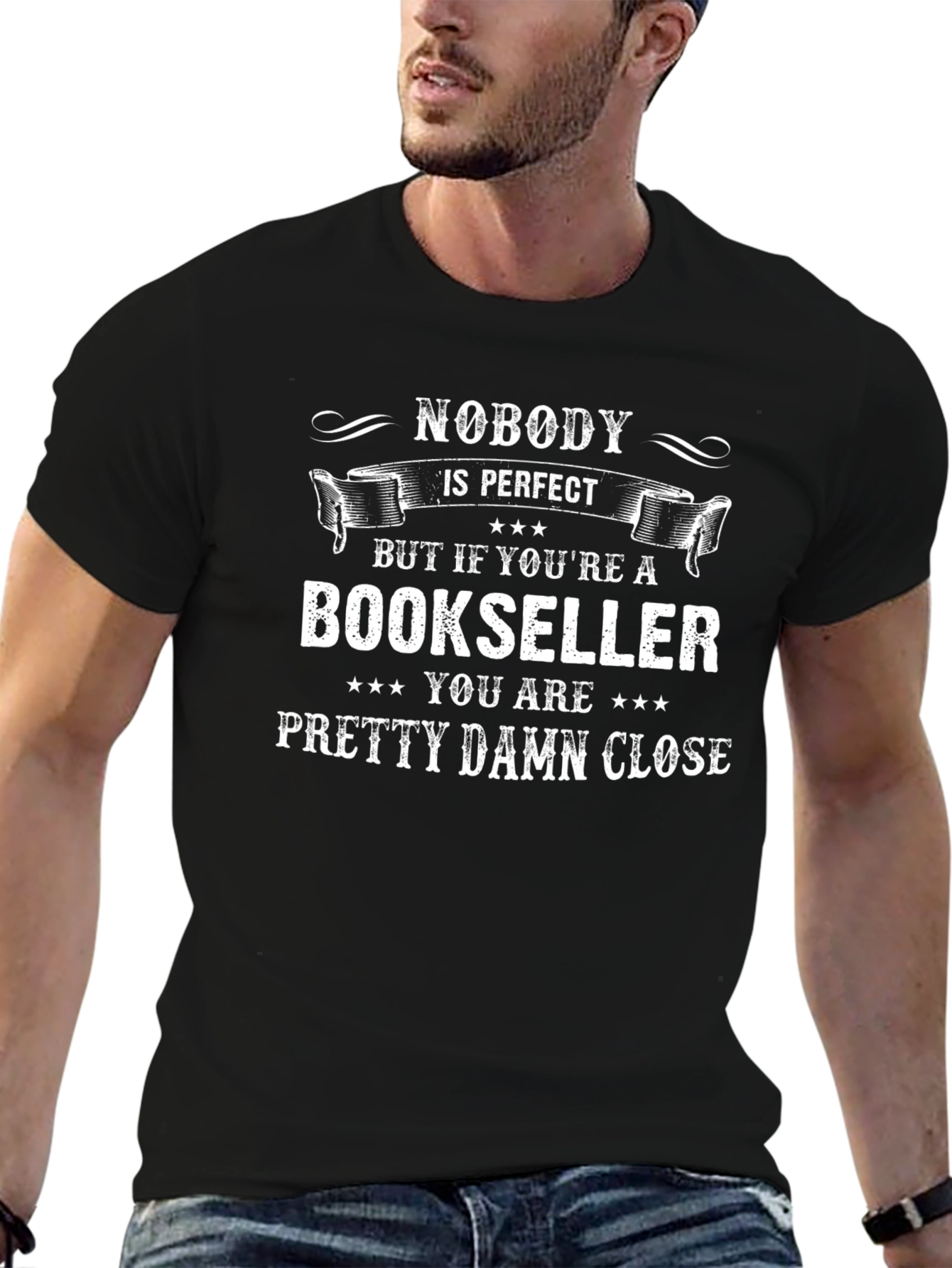 Camiseta Negra: Nadie es Perfecto Pero un Librero Casi