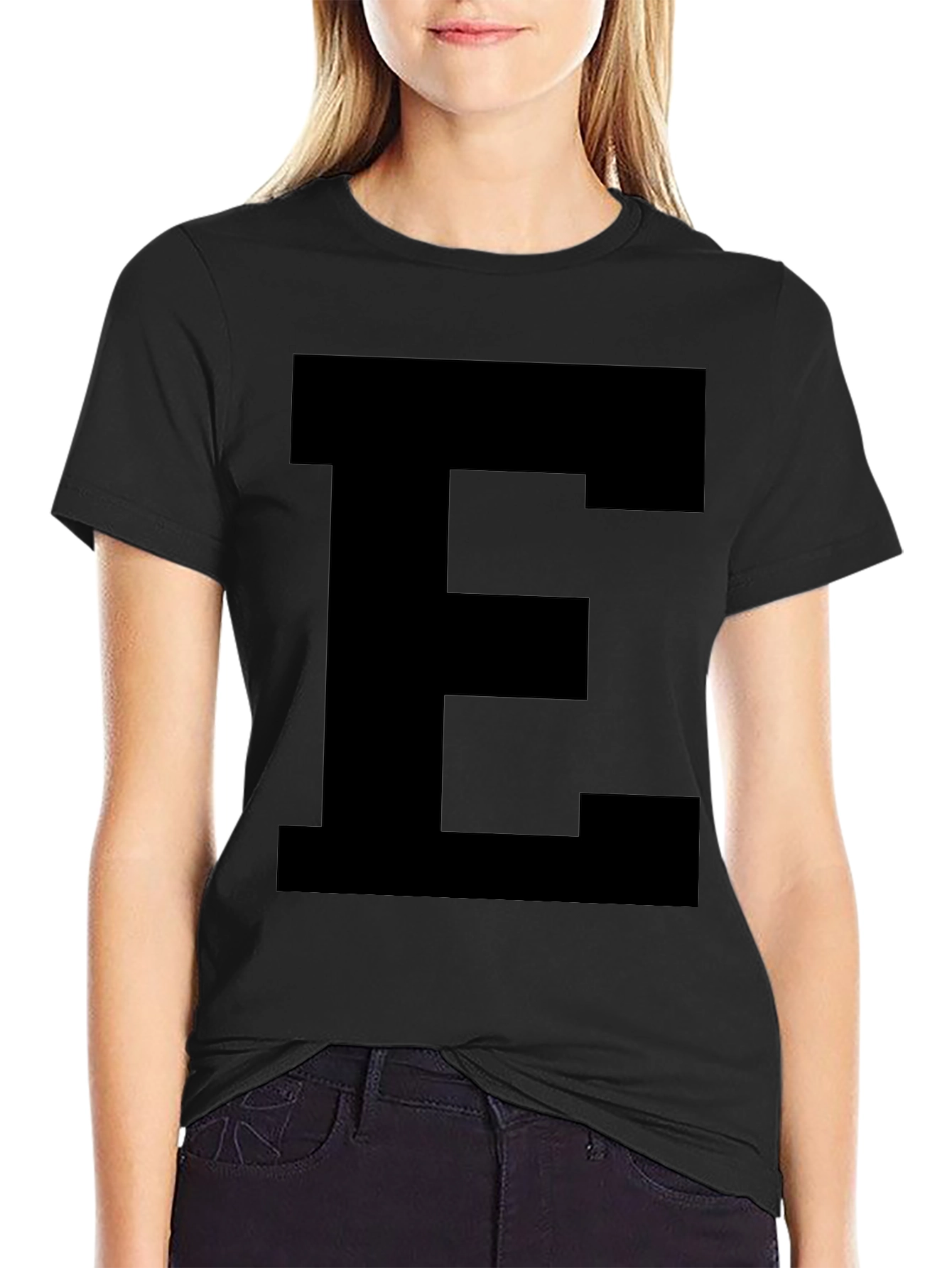 Camiseta Negra con Letra E Grande - Estilo Casual