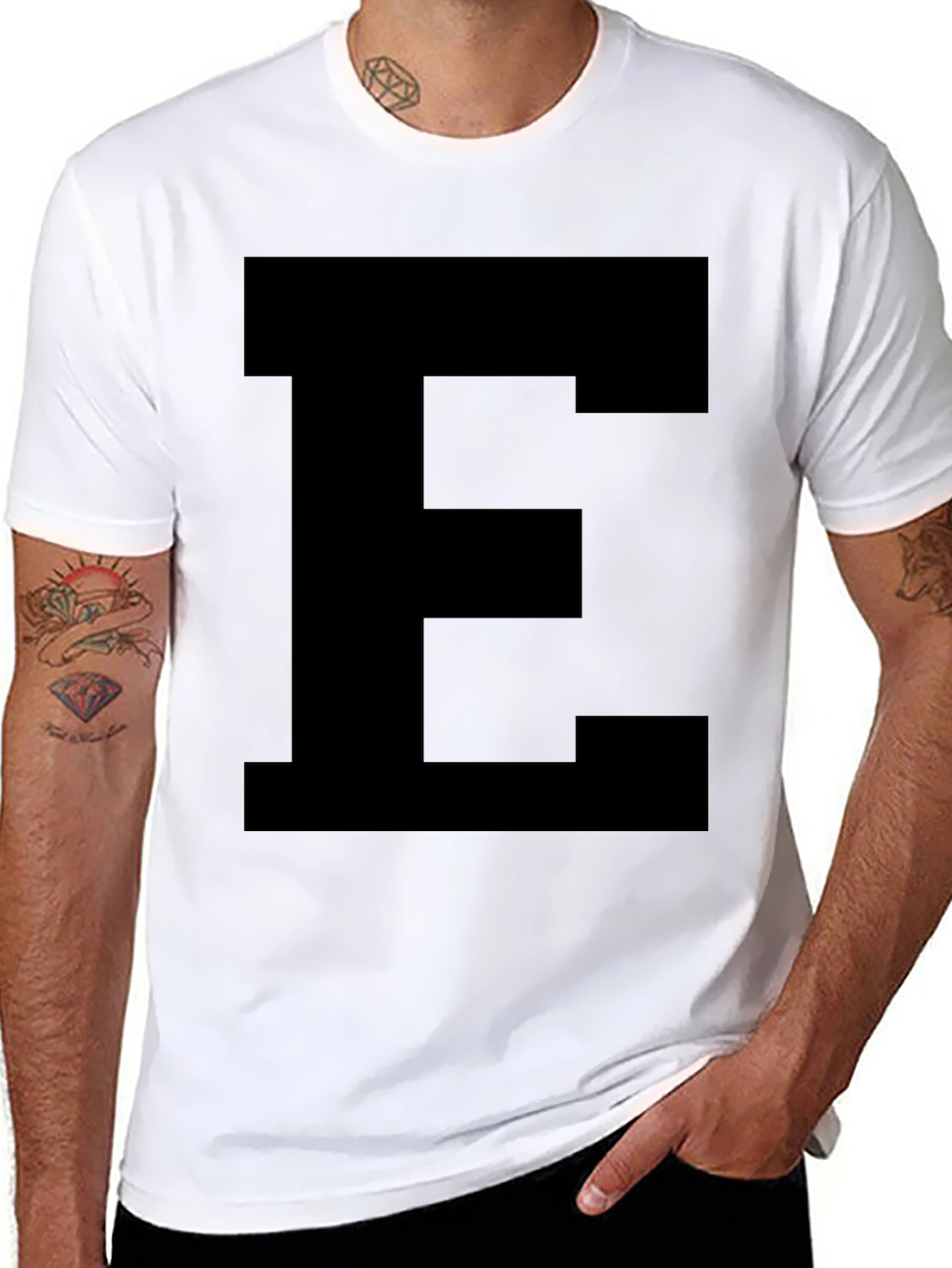 Camiseta Negra con Letra E Grande - Estilo Casual