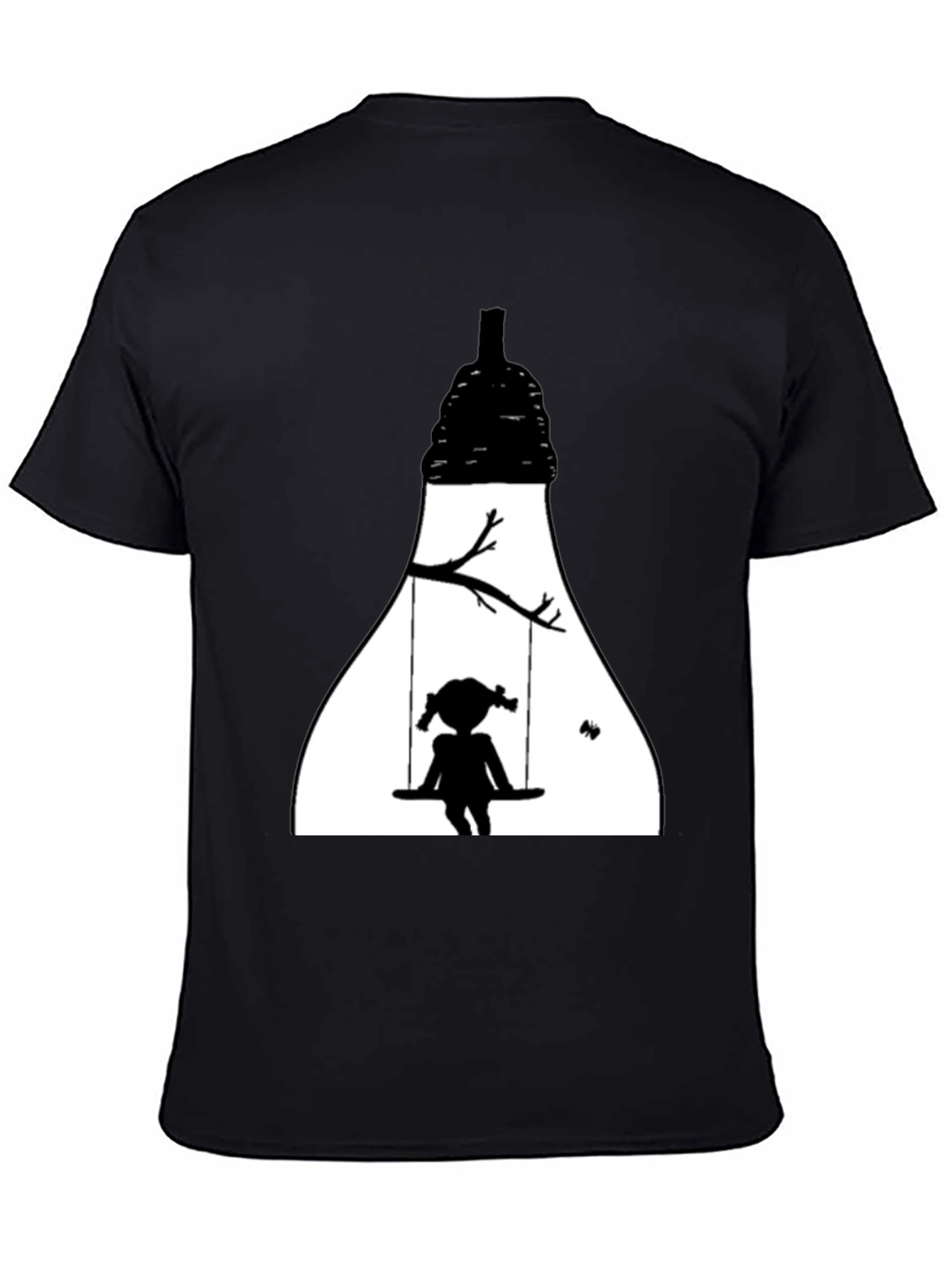 Camiseta Negra con Diseño de Silueta Infantil en Columpio