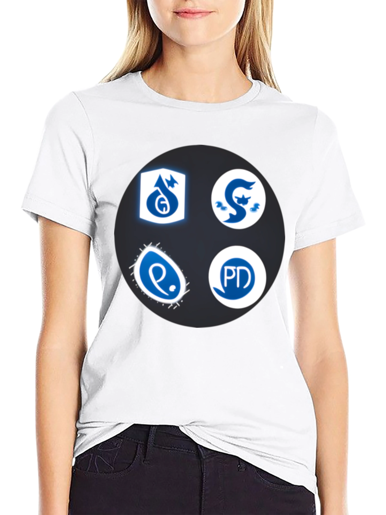 Camiseta Negra con Insignias Azules y Blancas