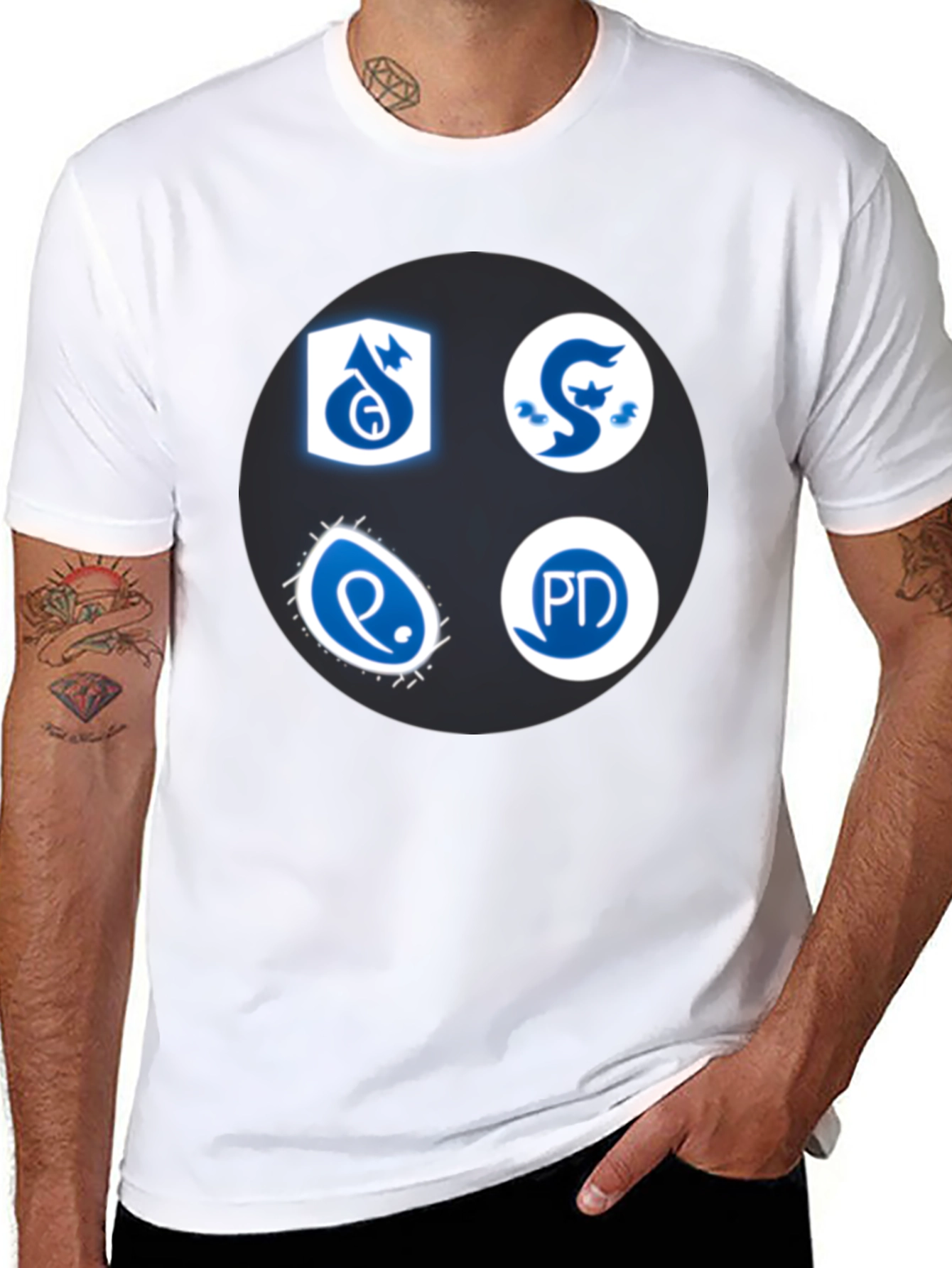 Camiseta Negra con Insignias Azules y Blancas