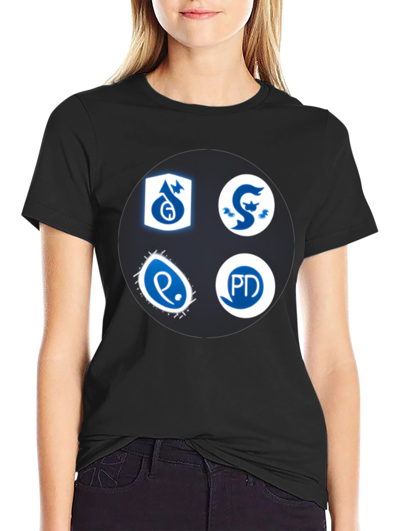 Camiseta Negra con Insignias Azules y Blancas