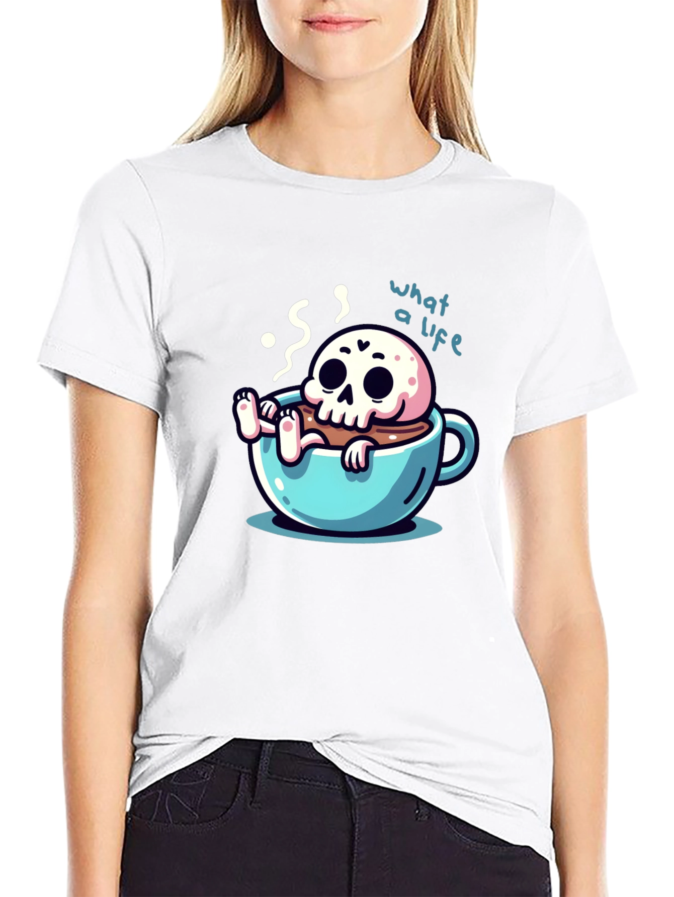 Camiseta negra con diseño de calavera en taza