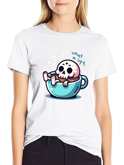 Camiseta negra con diseño de calavera en taza
