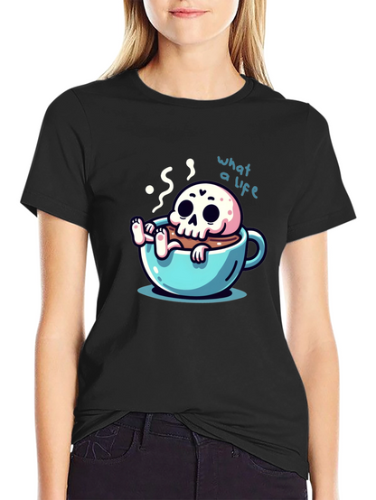 Camiseta negra con diseño de calavera en taza