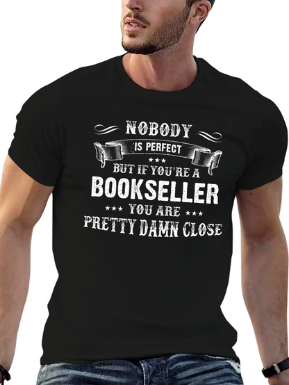 Camiseta Negra: Nadie es Perfecto Pero un Librero Casi