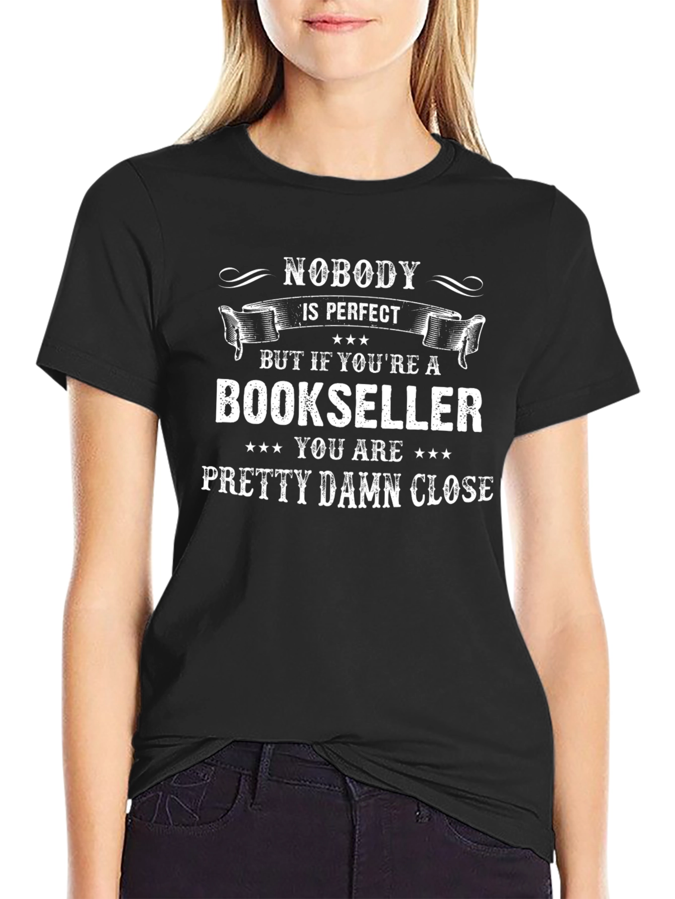 Camiseta Negra: Nadie es Perfecto Pero un Librero Casi