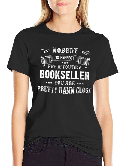 Camiseta Negra: Nadie es Perfecto Pero un Librero Casi