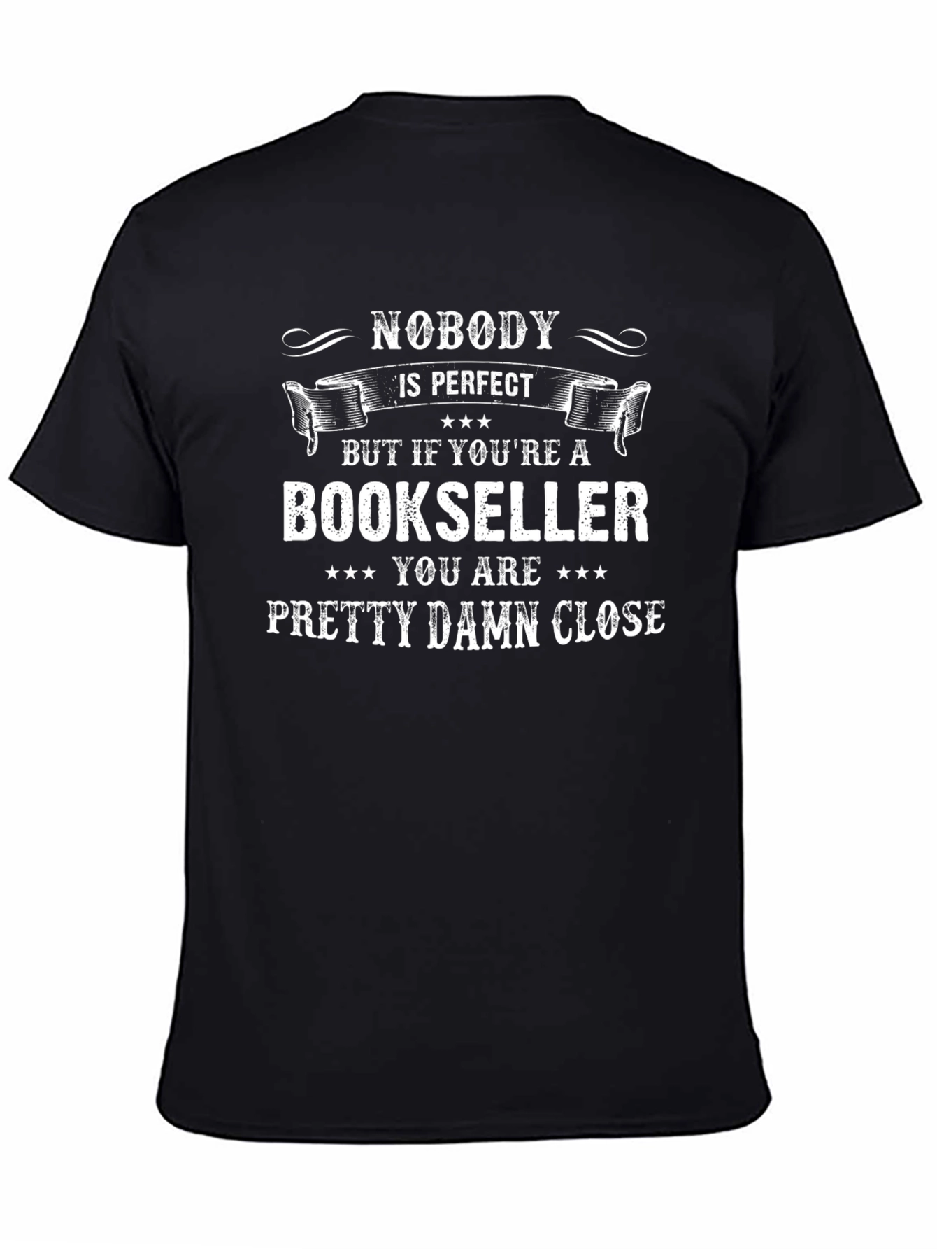 Camiseta Negra: Nadie es Perfecto Pero un Librero Casi