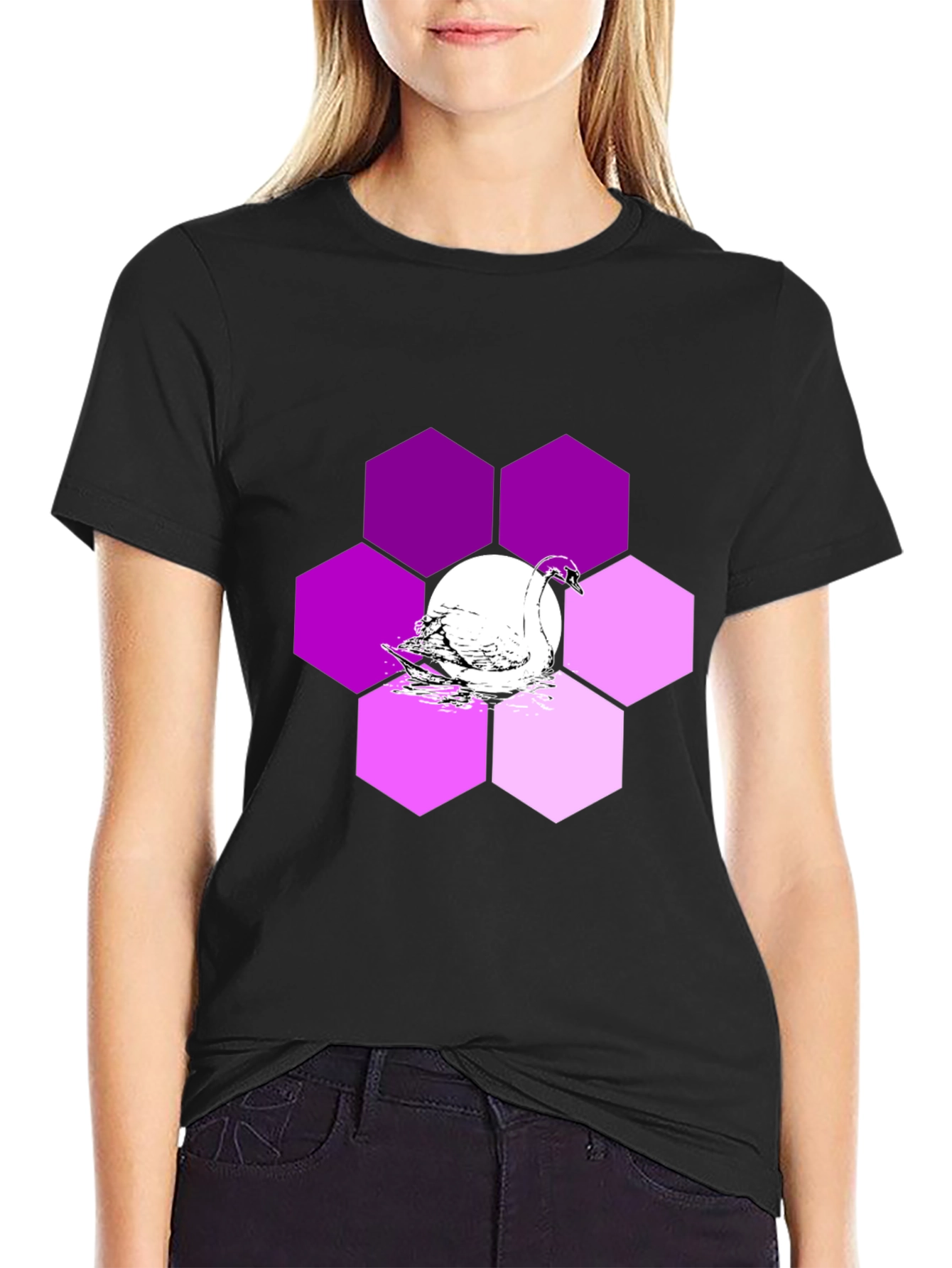Camiseta Negra con Cisne y Hexágonos Púrpuras