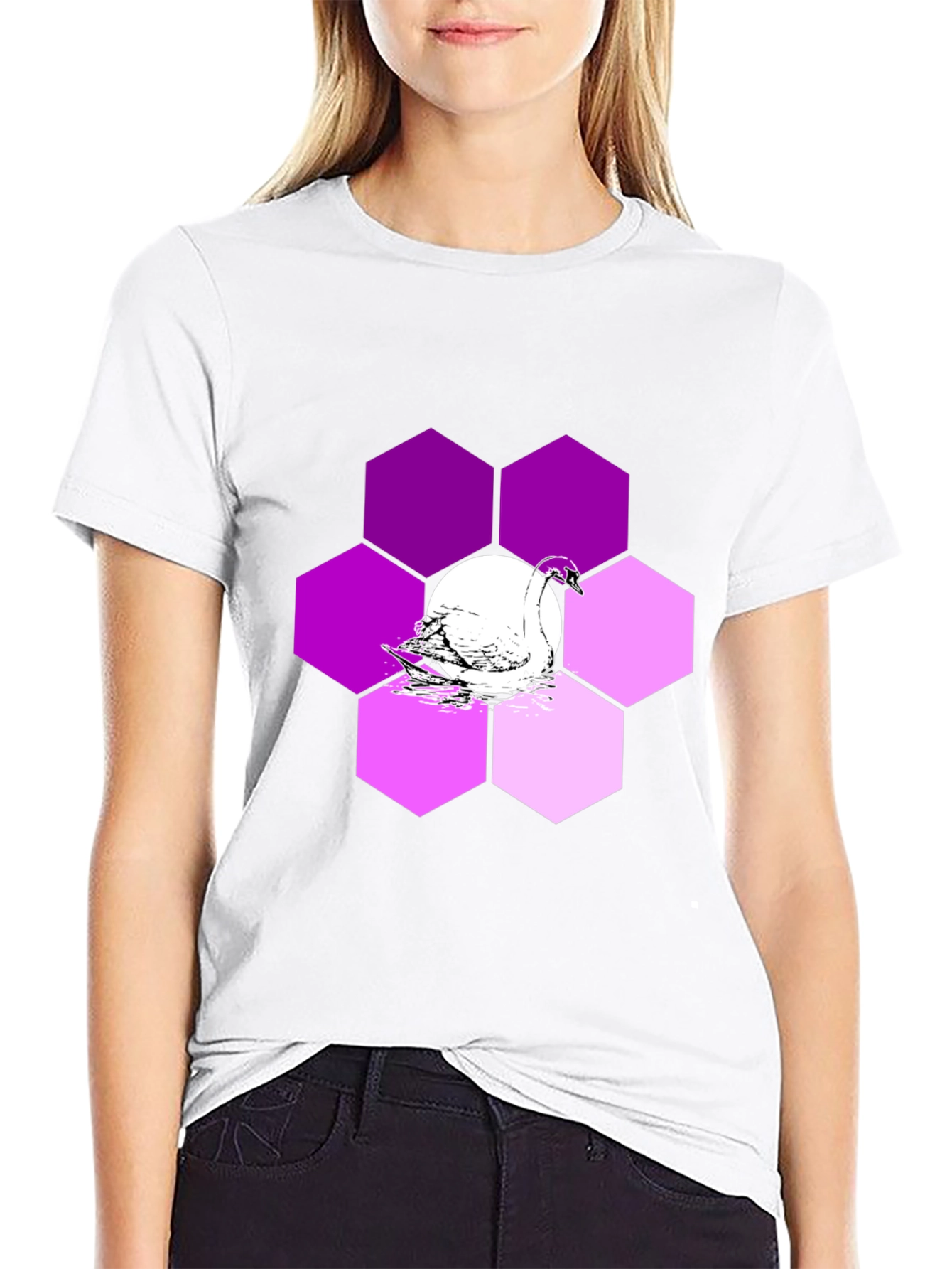 Camiseta Negra con Cisne y Hexágonos Púrpuras