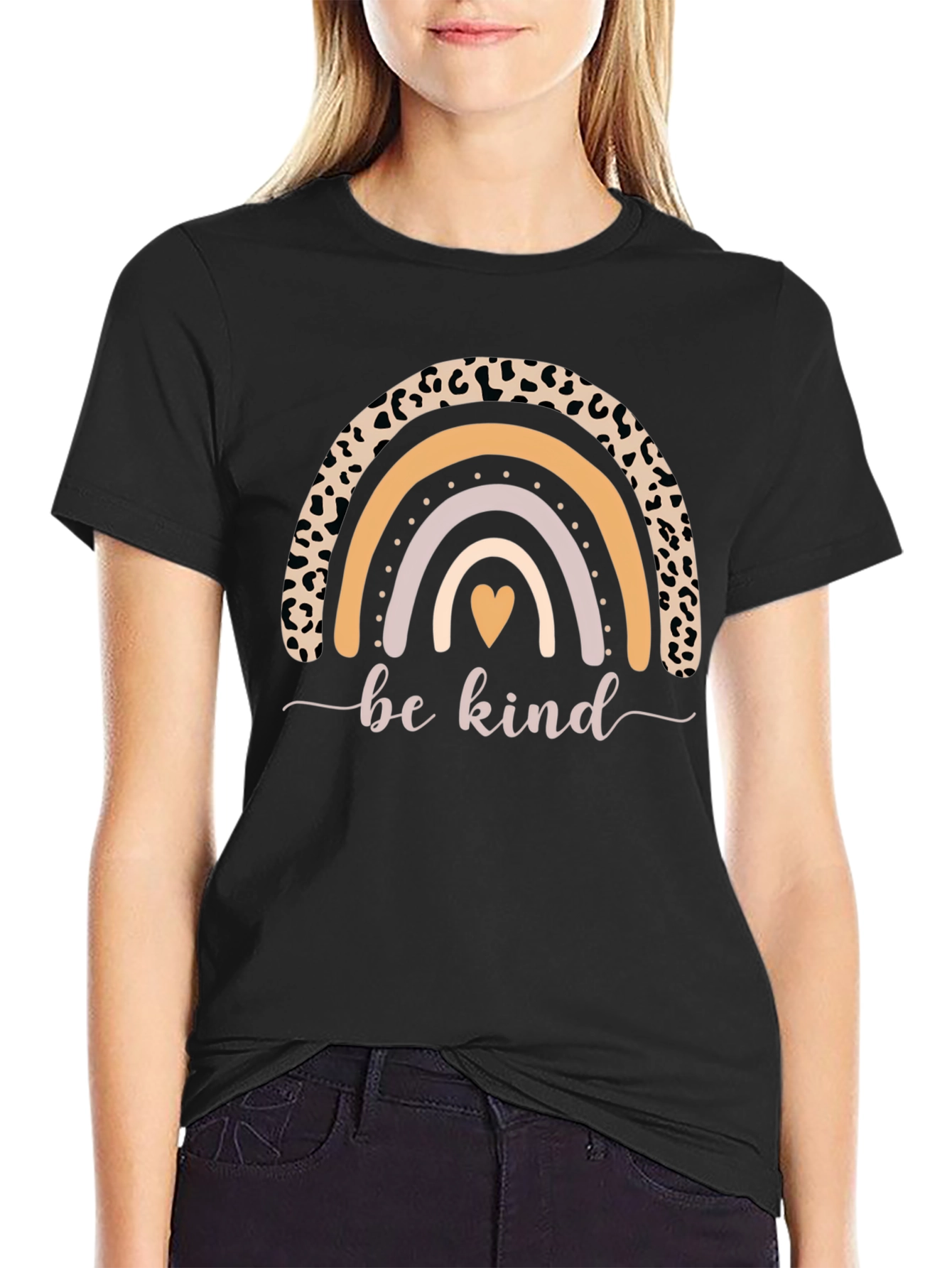 Camiseta Negra Be Kind Arcoíris Estampado