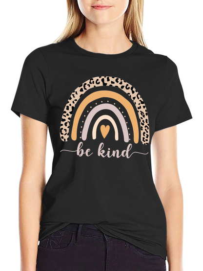 Camiseta Negra Be Kind Arcoíris Estampado