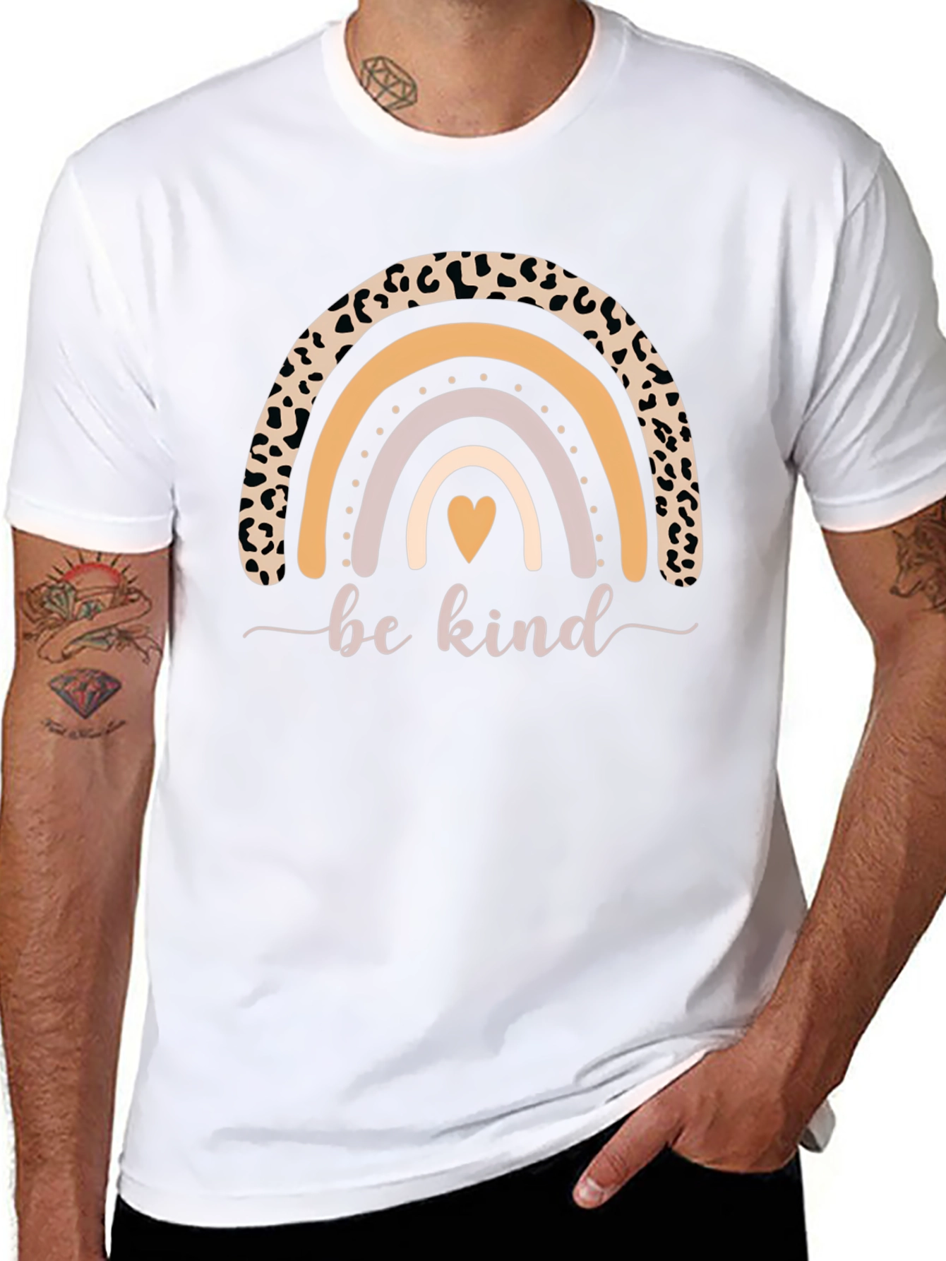 Camiseta Negra Be Kind Arcoíris Estampado