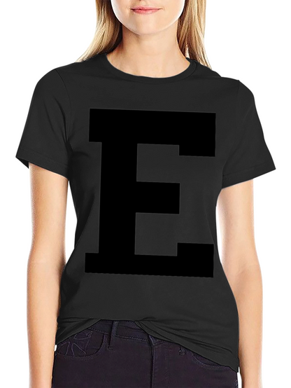 Camiseta Negra con Letra E Grande - Estilo Casual