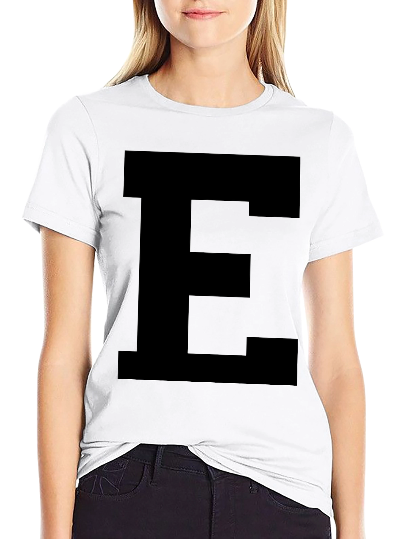 Camiseta Negra con Letra E Grande - Estilo Casual