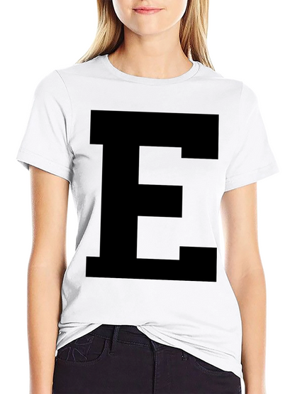 Camiseta Negra con Letra E Grande - Estilo Casual