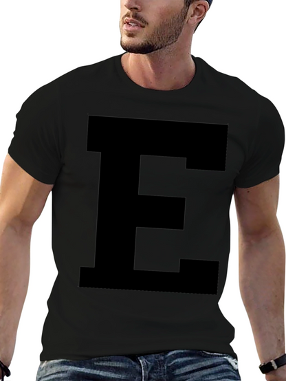 Camiseta Negra con Letra E Grande - Estilo Casual