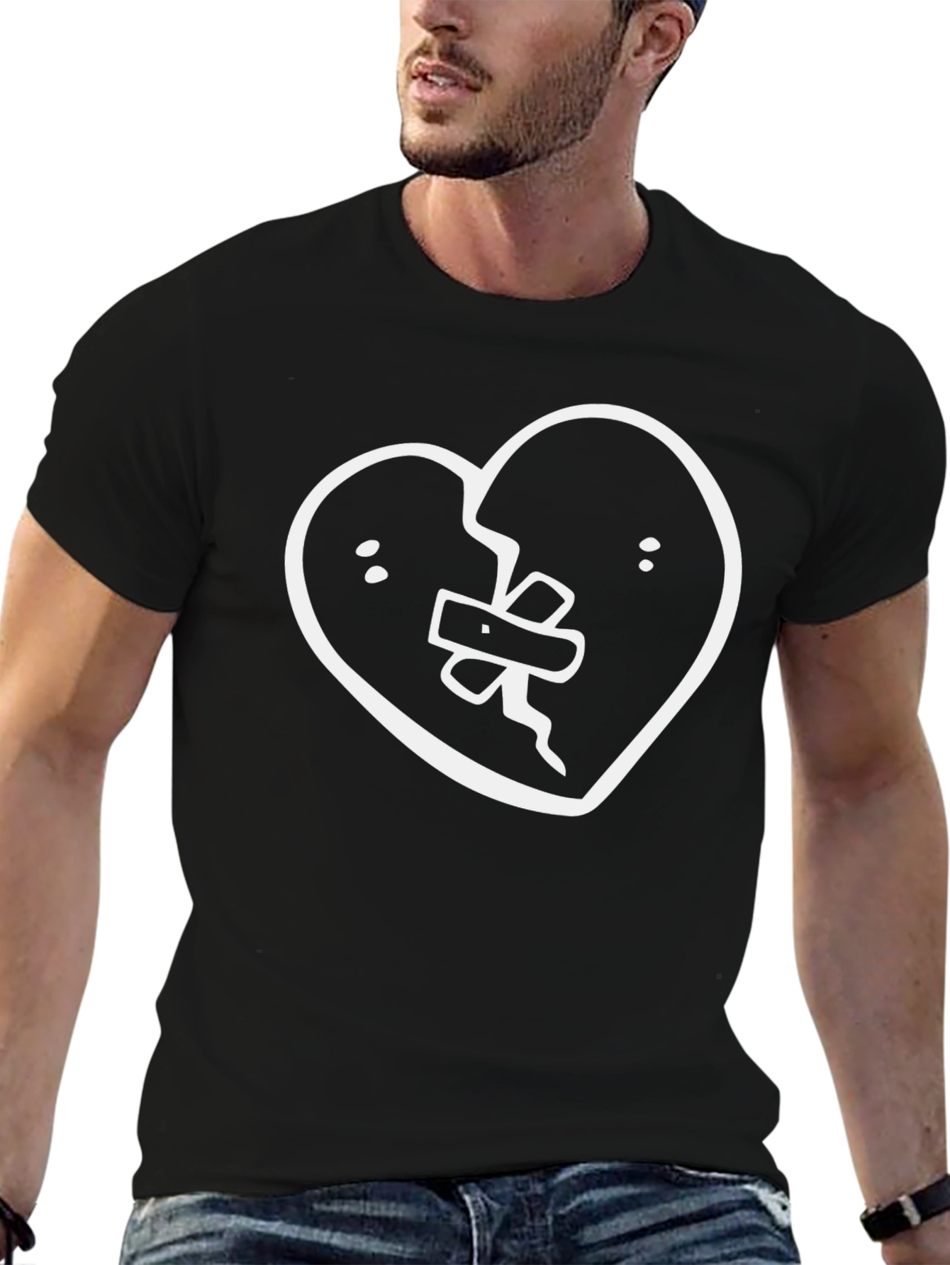 Camiseta Negra con Corazón Roto Vendado