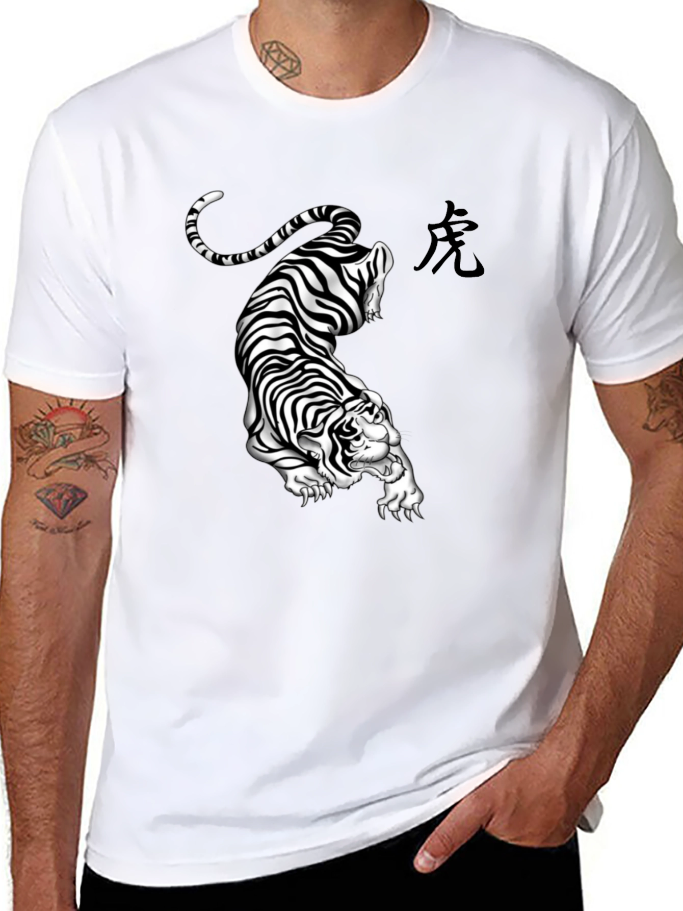 Camiseta Negra con Diseño de Tigre Abstracto