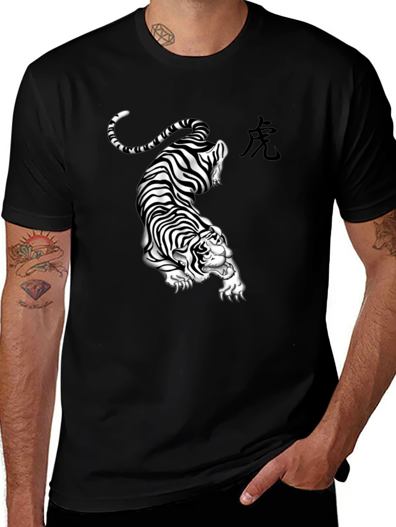 Camiseta Negra con Diseño de Tigre Abstracto