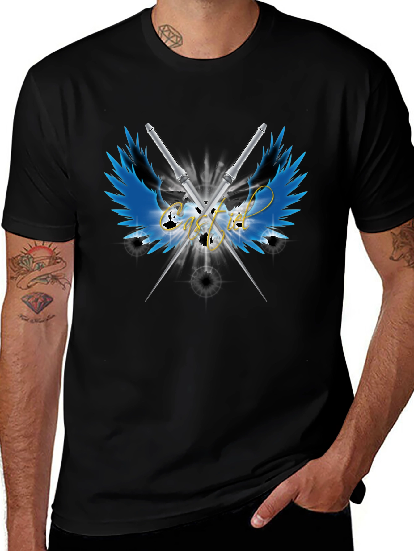 Camiseta Negra Alas y Espadas Cruzadas - Estilo Único