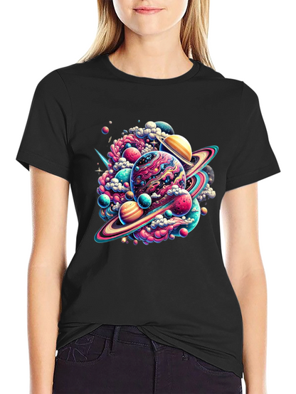 Camiseta Negra con Diseño Espacial Abstracto