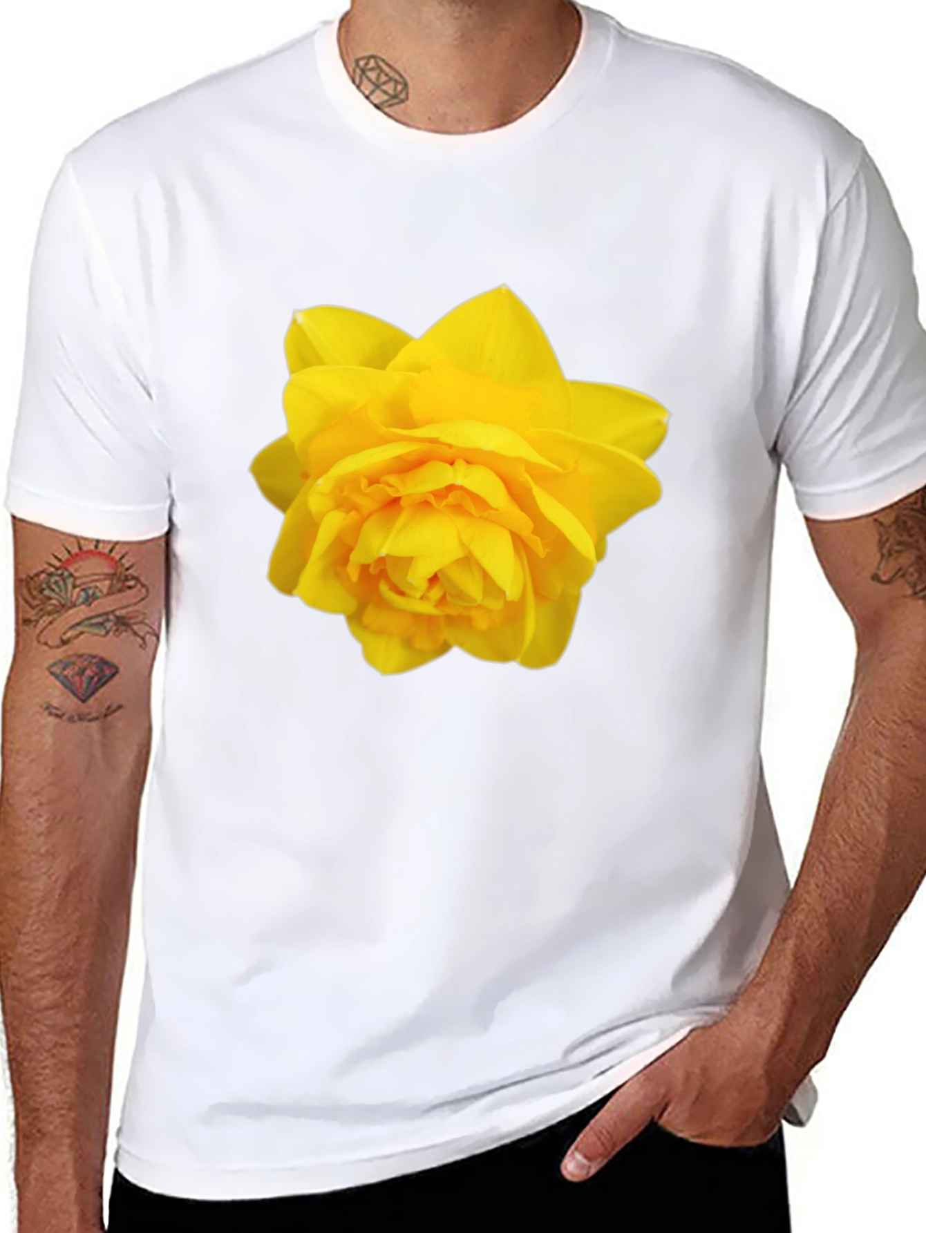 Camiseta Negra con Diseño Floral Amarillo