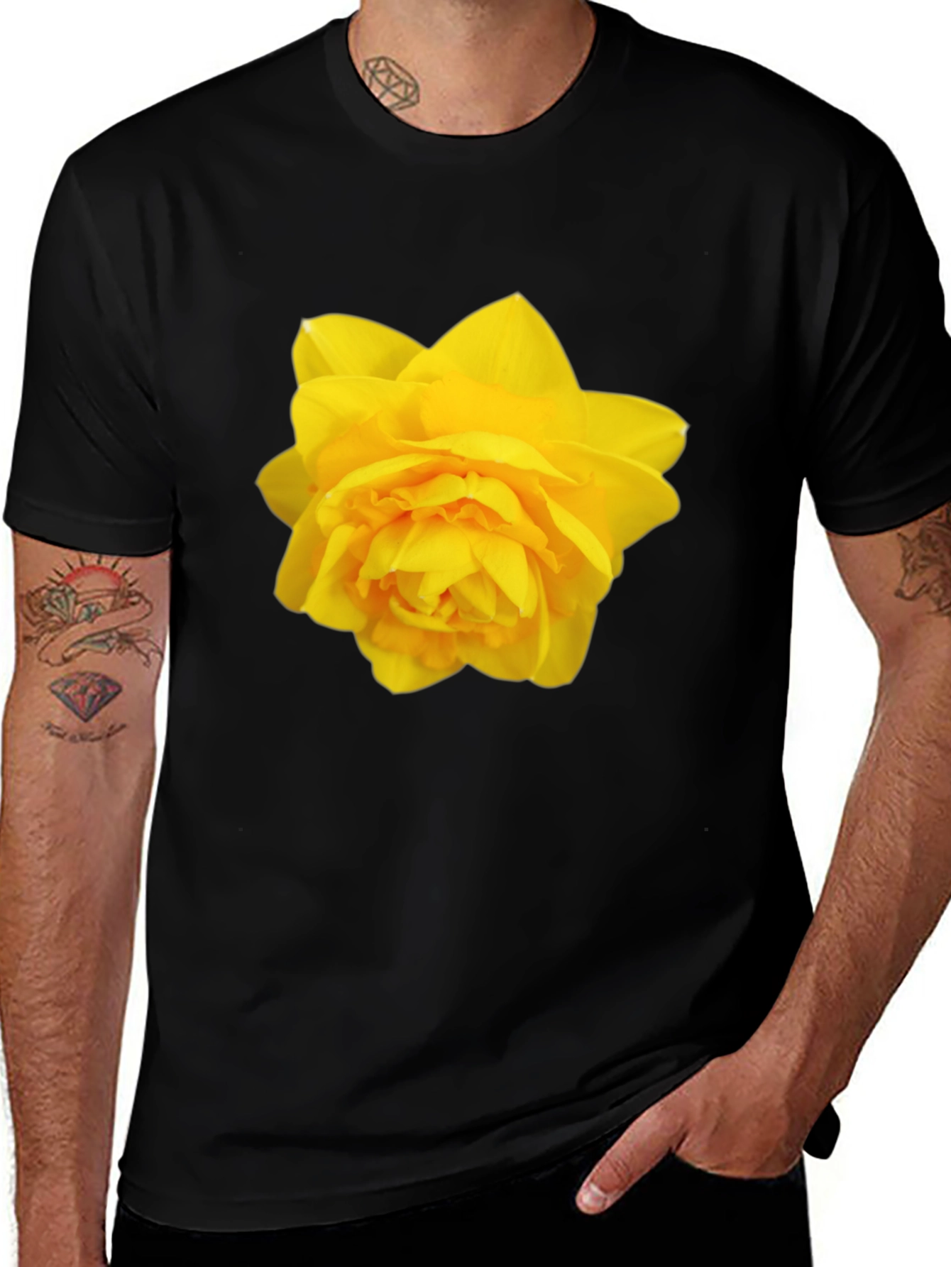 Camiseta Negra con Diseño Floral Amarillo