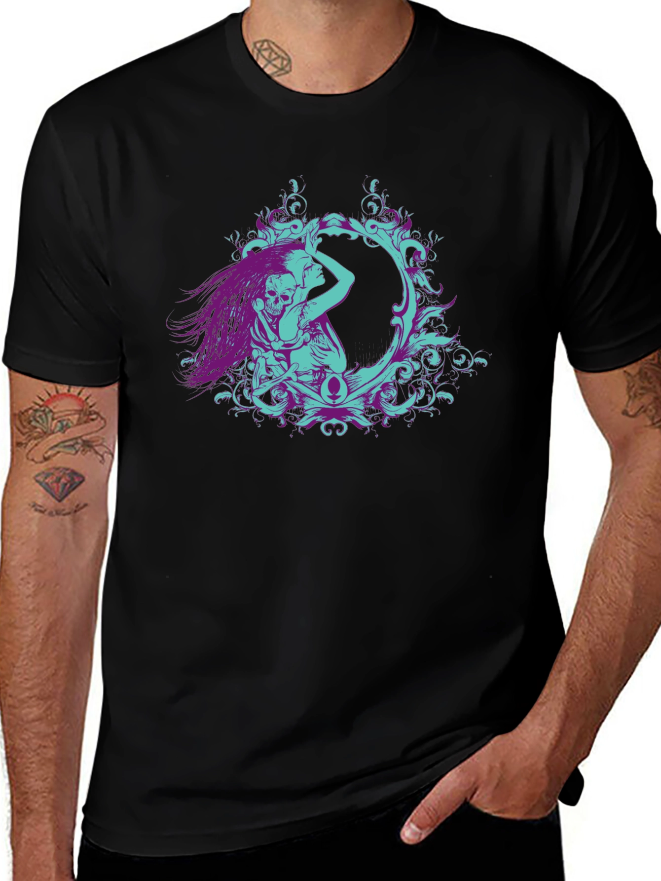 Camiseta Negra con Diseño Artístico de Esqueleto y Mujer