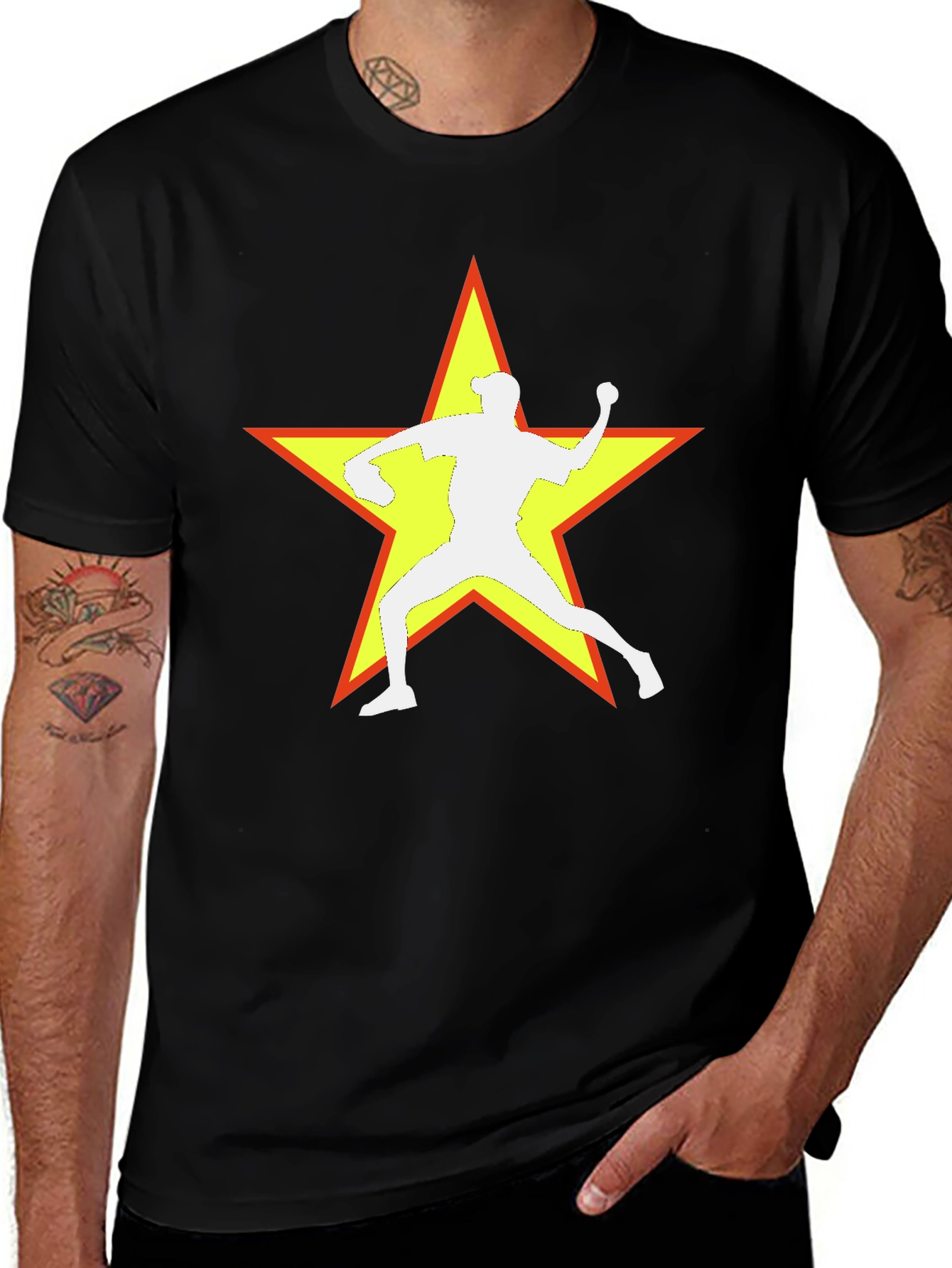 Camiseta Negra con Estrella y Lanzador de Béisbol