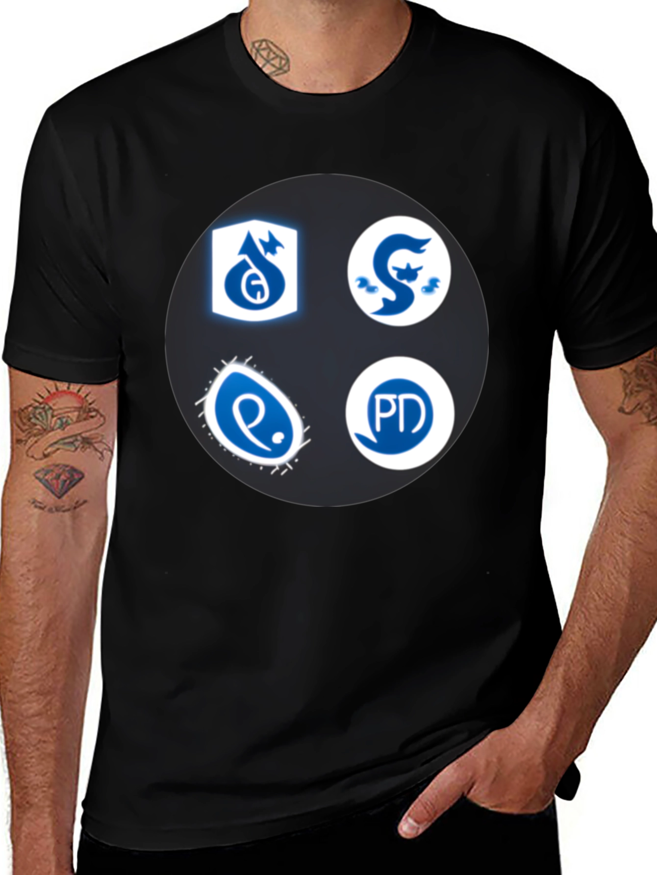 Camiseta Negra con Insignias Azules y Blancas