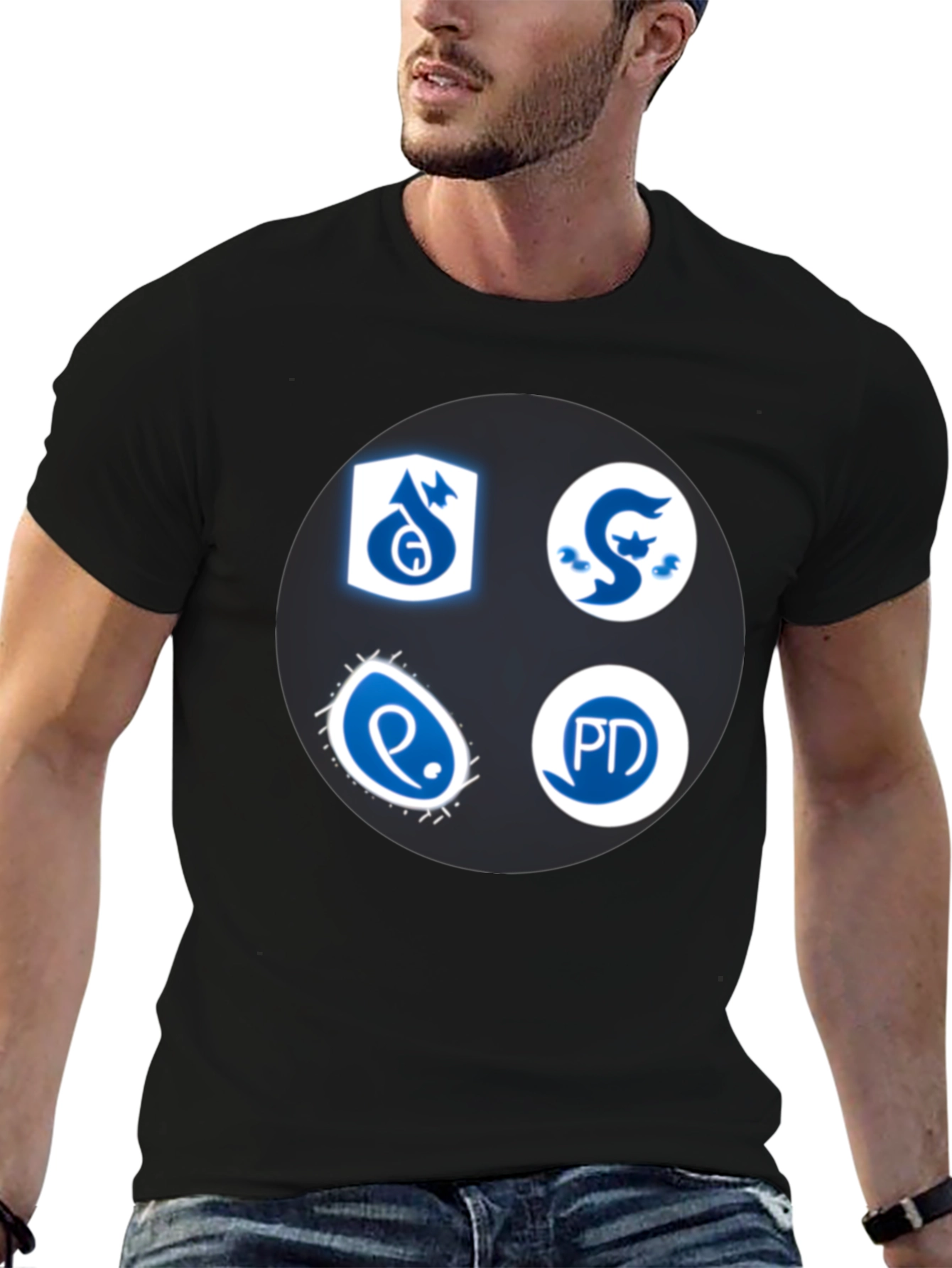 Camiseta Negra con Insignias Azules y Blancas