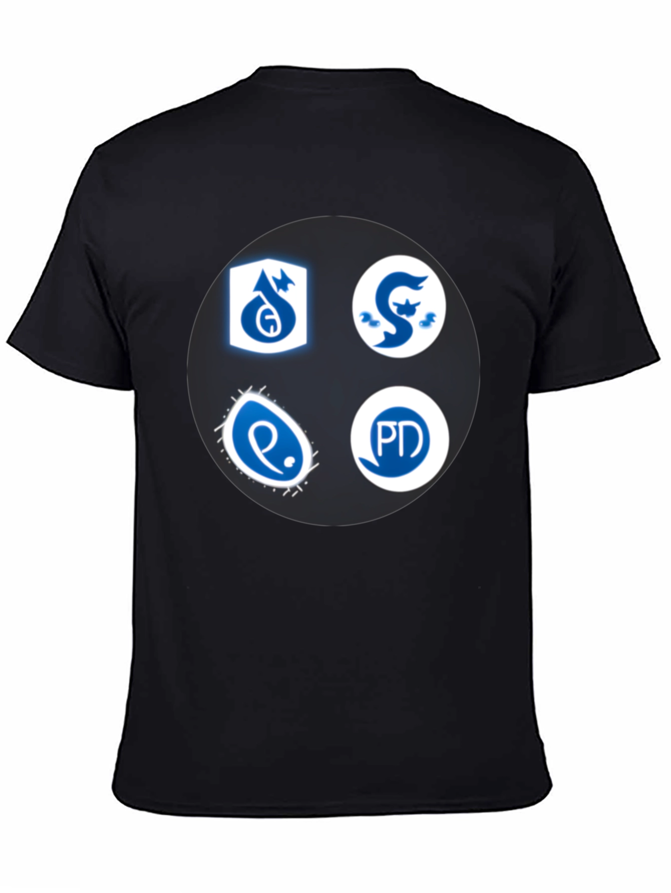 Camiseta Negra con Insignias Azules y Blancas