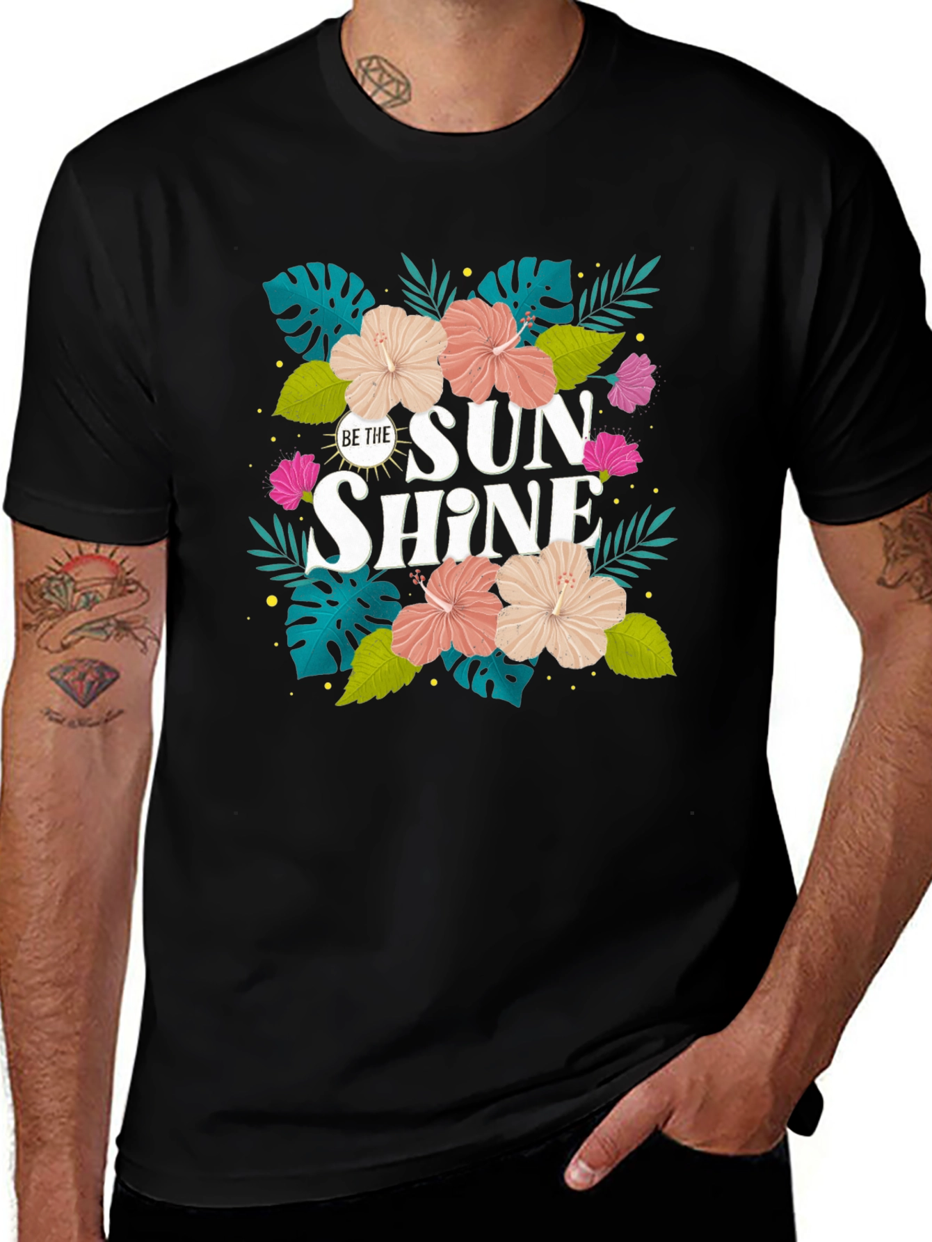 Camiseta Negra con Diseño Floral Tropical